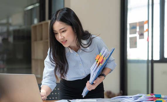 Une personne regarde son ordinateur