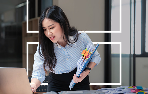 Une personne regarde son ordinateur