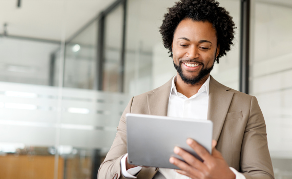 une personne regarde en souriant son application espace flux