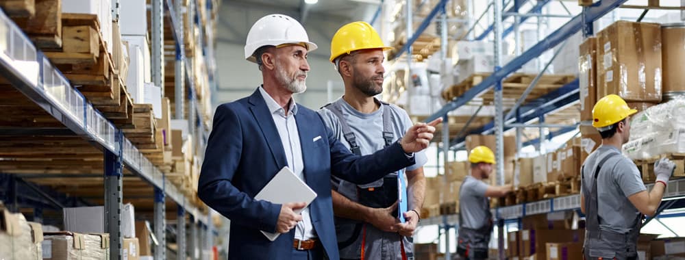 Deux personnes travaillent dans une entreprise américaine